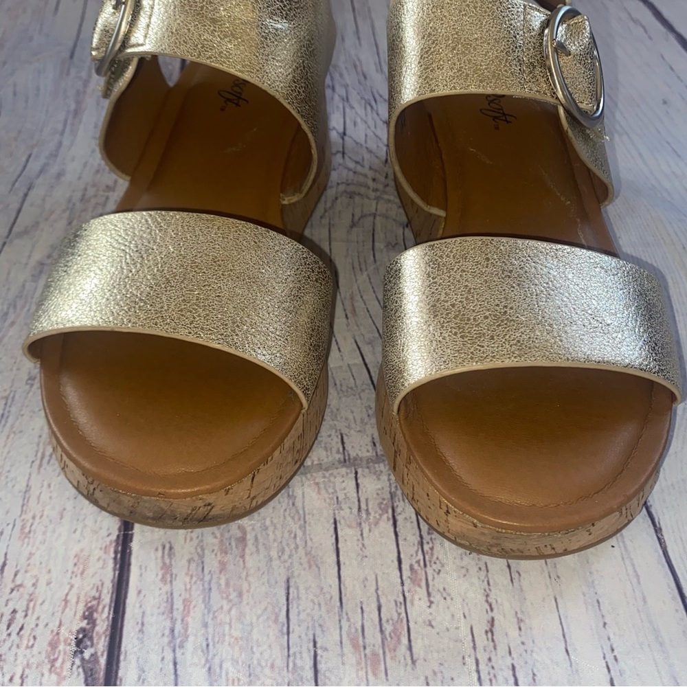EuroSoft Finnly Womens Gold Metallic Leather Wedge Sandal Size 7.5 Sofft - Picture 4 of 10